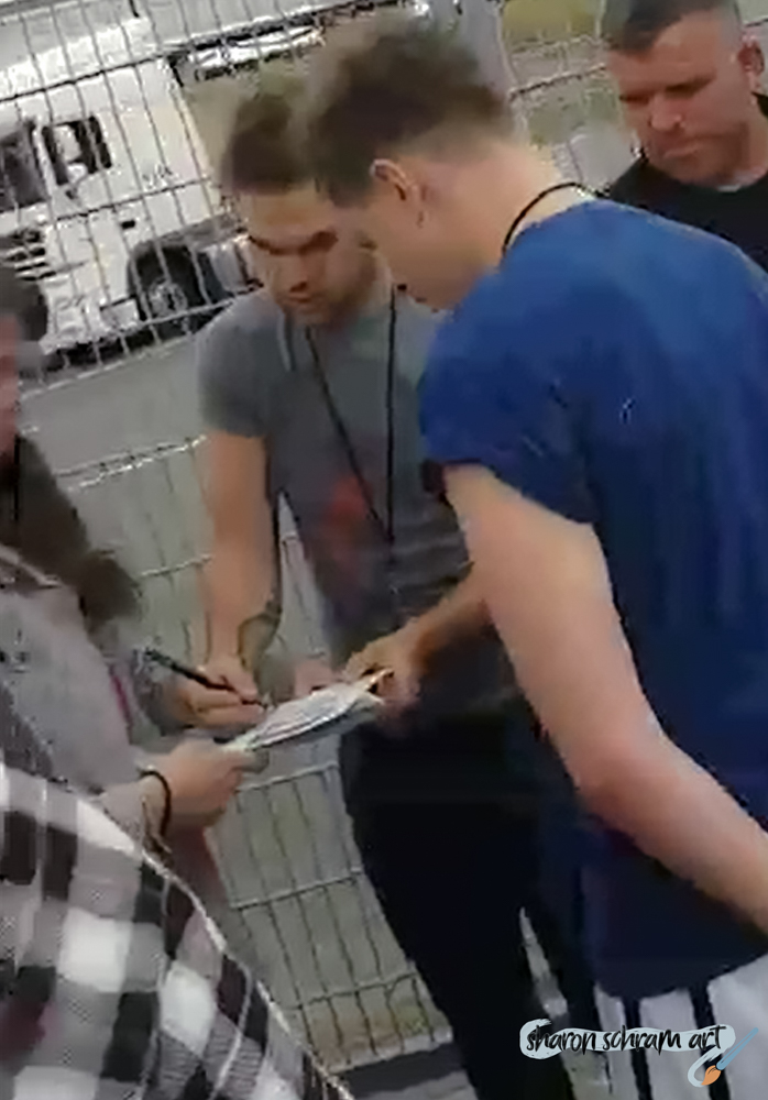 Sandy Beales en Jon Shone signeren